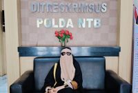 Rohyatil Wahyuni saat memenuhi panggilan klarifikasi di Polda NTB terkait laporan dugaan penyebaran nomor Gubernur NTB.