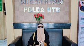 Rohyatil Wahyuni saat memenuhi panggilan klarifikasi di Polda NTB terkait laporan dugaan penyebaran nomor Gubernur NTB.