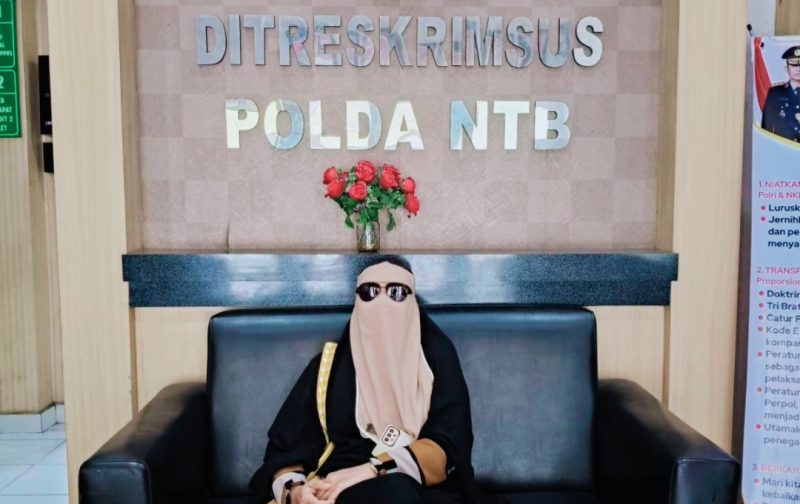 Rohyatil Wahyuni saat memenuhi panggilan klarifikasi di Polda NTB terkait laporan dugaan penyebaran nomor Gubernur NTB.