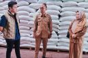 Kepala Dinas Pertanian dan Ketahanan Pangan NTB bersama jajaran Bulog melakukan pemantauan stok beras di Gudang Bulog Dasan Cermen yang mencapai 130 ribu ton.