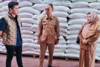 Kepala Dinas Pertanian dan Ketahanan Pangan NTB bersama jajaran Bulog melakukan pemantauan stok beras di Gudang Bulog Dasan Cermen yang mencapai 130 ribu ton.
