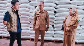Kepala Dinas Pertanian dan Ketahanan Pangan NTB bersama jajaran Bulog melakukan pemantauan stok beras di Gudang Bulog Dasan Cermen yang mencapai 130 ribu ton.