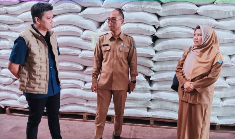 Kepala Dinas Pertanian dan Ketahanan Pangan NTB bersama jajaran Bulog melakukan pemantauan stok beras di Gudang Bulog Dasan Cermen yang mencapai 130 ribu ton.