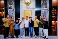 Founder FoneSport Hendra Wijaya bersama Gubernur NTB Lalu Muhamad Iqbal saat membahas kesiapan ajang Rinjani 100 2026 di Mataram.