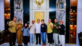 Founder FoneSport Hendra Wijaya bersama Gubernur NTB Lalu Muhamad Iqbal saat membahas kesiapan ajang Rinjani 100 2026 di Mataram.