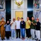 Founder FoneSport Hendra Wijaya bersama Gubernur NTB Lalu Muhamad Iqbal saat membahas kesiapan ajang Rinjani 100 2026 di Mataram.