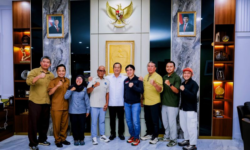 Founder FoneSport Hendra Wijaya bersama Gubernur NTB Lalu Muhamad Iqbal saat membahas kesiapan ajang Rinjani 100 2026 di Mataram.