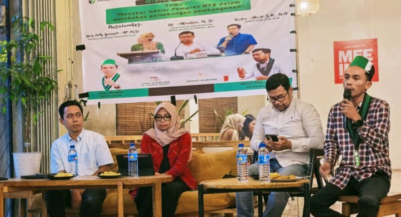 Terlihat suasana diskusi publik Badko HMI Bali-Nusra di Kota Mataram yang membahas ketimpangan pembangunan NTB, dihadiri Pemerintah, Akademisi, dan Aktivis.