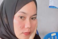 Terlihat Dewi Anggraini yang mengaku diterlantarkan suaminya, anggota Polres Bima Kota, usai yang bersangkutan menjabat sebagai ajudan Bupati Bima.
