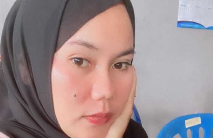Terlihat Dewi Anggraini yang mengaku diterlantarkan suaminya, anggota Polres Bima Kota, usai yang bersangkutan menjabat sebagai ajudan Bupati Bima.