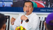 Gubernur NTB Lalu Muhamad Iqbal bersama Wakil Gubernur Indah Dhamayanti Putri saat berdialog dengan perwakilan buruh dalam peringatan May Day 2026 di Kantor Disnakertrans NTB.