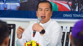 Gubernur NTB Lalu Muhamad Iqbal bersama Wakil Gubernur Indah Dhamayanti Putri saat berdialog dengan perwakilan buruh dalam peringatan May Day 2026 di Kantor Disnakertrans NTB.