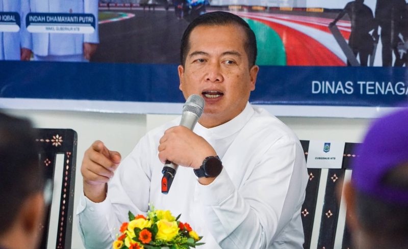 Gubernur NTB Lalu Muhamad Iqbal bersama Wakil Gubernur Indah Dhamayanti Putri saat berdialog dengan perwakilan buruh dalam peringatan May Day 2026 di Kantor Disnakertrans NTB.