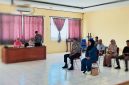 Brigadir Anhar bersama istrinya saat menjalani proses mediasi dan sidang pembinaan internal di Polres Bima Kota.