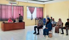 Brigadir Anhar bersama istrinya saat menjalani proses mediasi dan sidang pembinaan internal di Polres Bima Kota.
