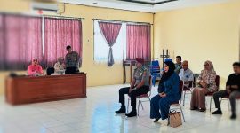 Brigadir Anhar bersama istrinya saat menjalani proses mediasi dan sidang pembinaan internal di Polres Bima Kota.