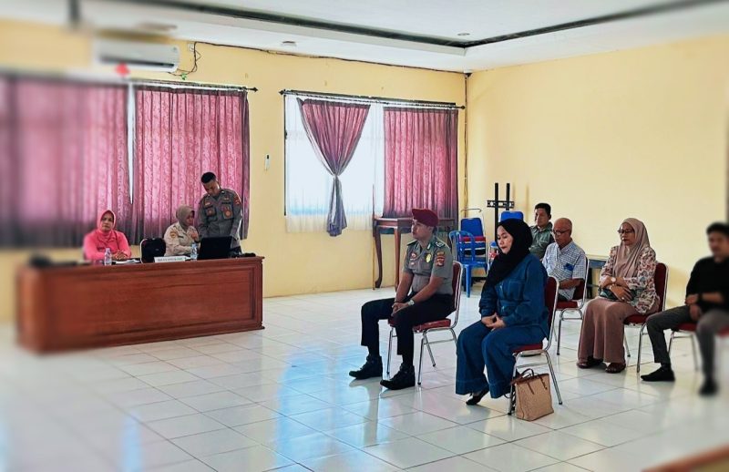 Brigadir Anhar bersama istrinya saat menjalani proses mediasi dan sidang pembinaan internal di Polres Bima Kota.
