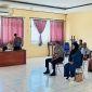 Brigadir Anhar bersama istrinya saat menjalani proses mediasi dan sidang pembinaan internal di Polres Bima Kota.