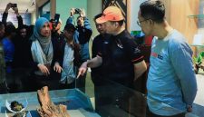 Gubernur NTB Lalu Muhamad Iqbal saat meresmikan Pusat Informasi Geopark Rinjani di Sembalun, Lombok Timur, sebagai simbol penguatan status UNESCO Global Geopark.