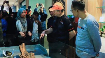 Gubernur NTB Lalu Muhamad Iqbal saat meresmikan Pusat Informasi Geopark Rinjani di Sembalun, Lombok Timur, sebagai simbol penguatan status UNESCO Global Geopark.