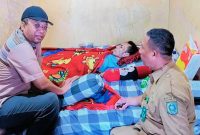 Terlihat Zulkieflimansyah saat menjabat sebagai Gubernur NTB, menemui dan mengunjungi masyarakat serta menyerahkan bantuan 