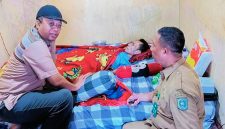 Terlihat Zulkieflimansyah saat menjabat sebagai Gubernur NTB, menemui dan mengunjungi masyarakat serta menyerahkan bantuan 