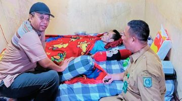 Terlihat Zulkieflimansyah saat menjabat sebagai Gubernur NTB, menemui dan mengunjungi masyarakat serta menyerahkan bantuan 