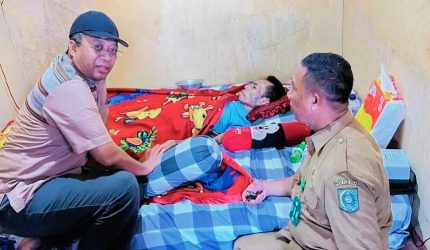 Zulkieflimansyah saat menjadi Gubernur NTB menyalurkan bantuan NTB Care kepada masyarakat