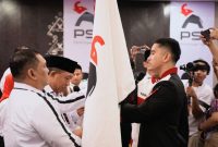 Ketua Umum Kaesang Pangarep saat melantik jajaran pengurus DPW PSI NTB dalam Rakorwil di Mataram, sebagai bagian dari penguatan struktur partai hingga tingkat akar rumput.