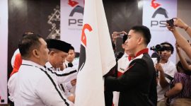 Ketua Umum Kaesang Pangarep saat melantik jajaran pengurus DPW PSI NTB dalam Rakorwil di Mataram, sebagai bagian dari penguatan struktur partai hingga tingkat akar rumput.