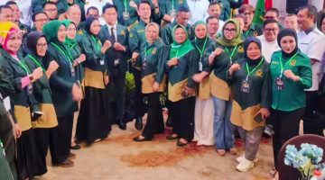 Yusril Ihza Mahendra bersama kader Partai Bulan Bintang saat menegaskan legalitas kepemimpinan Yuri Kemal Fadlullah dalam forum nasional.