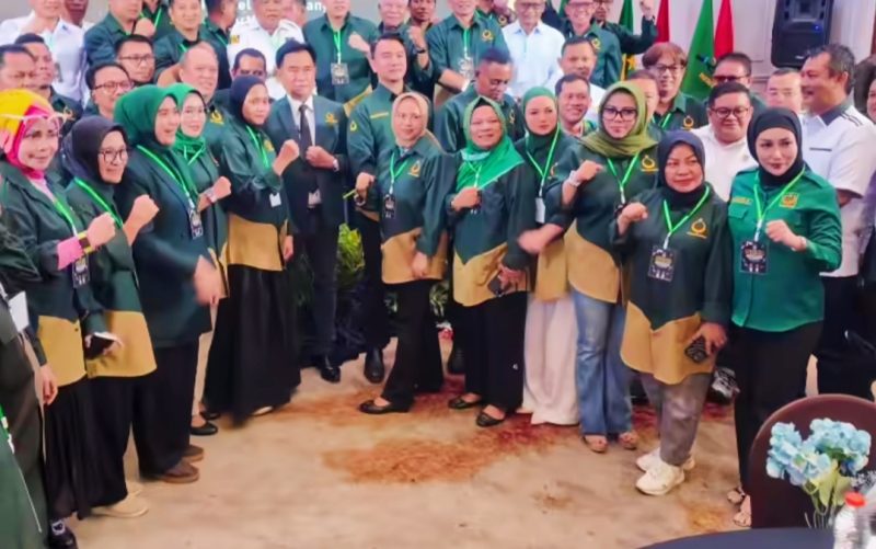 Yusril Ihza Mahendra bersama kader Partai Bulan Bintang saat menegaskan legalitas kepemimpinan Yuri Kemal Fadlullah dalam forum nasional.