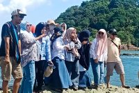 Wisata Wadu Jao Dompu, salah satu destinasi alam unik di NTB dengan panorama batuan alami dan lanskap savana yang memukau wisatawan.