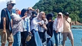 Wisata Wadu Jao Dompu, salah satu destinasi alam unik di NTB dengan panorama batuan alami dan lanskap savana yang memukau wisatawan.
