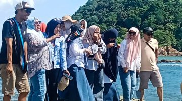 Wisata Wadu Jao Dompu, salah satu destinasi alam unik di NTB dengan panorama batuan alami dan lanskap savana yang memukau wisatawan.