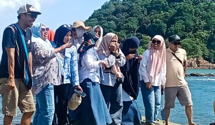 Wisata alam Wadu Jao Dompu dengan lanskap batuan eksotis dan pemandangan savana di Nusa Tenggara Barat