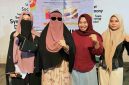 Seorang perempuan berkerudung hitam dengan kacamata hitam yang merupakan Direktur NTBCare, saat hadir di tengah forum diskusi publik yang digelar Eksekutif Wilayah Liga Mahasiswa Nasional untuk Demokrasi Nusa Tenggara Barat (EW LMND NTB).