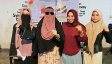 Seorang perempuan berkerudung hitam dengan kacamata hitam yang merupakan Direktur NTBCare, saat hadir di tengah forum diskusi publik yang digelar Eksekutif Wilayah Liga Mahasiswa Nasional untuk Demokrasi Nusa Tenggara Barat (EW LMND NTB).