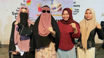 Seorang perempuan berkerudung hitam dengan kacamata hitam yang merupakan Direktur NTBCare, saat hadir di tengah forum diskusi publik yang digelar Eksekutif Wilayah Liga Mahasiswa Nasional untuk Demokrasi Nusa Tenggara Barat (EW LMND NTB).