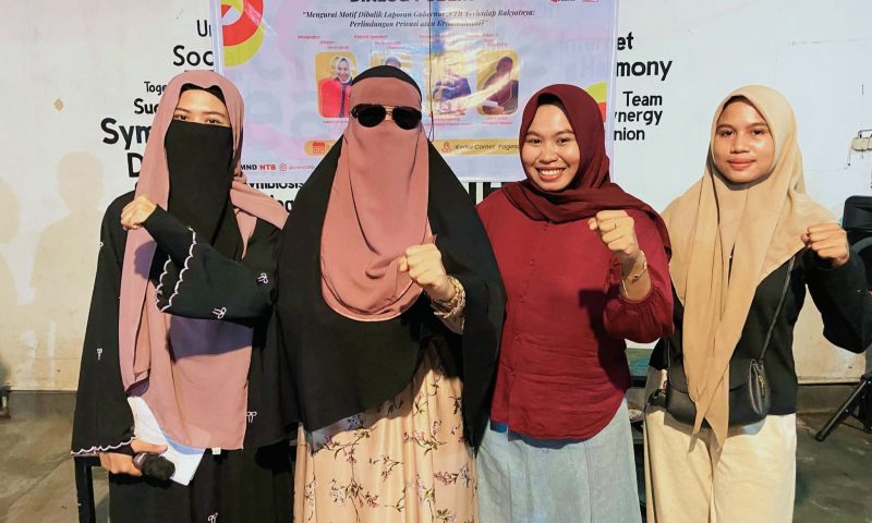 Seorang perempuan berkerudung hitam dengan kacamata hitam yang merupakan Direktur NTBCare, saat hadir di tengah forum diskusi publik yang digelar Eksekutif Wilayah Liga Mahasiswa Nasional untuk Demokrasi Nusa Tenggara Barat (EW LMND NTB).