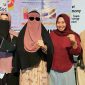 Seorang perempuan berkerudung hitam dengan kacamata hitam yang merupakan Direktur NTBCare, saat hadir di tengah forum diskusi publik yang digelar Eksekutif Wilayah Liga Mahasiswa Nasional untuk Demokrasi Nusa Tenggara Barat (EW LMND NTB).