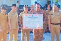 Penandatanganan komitmen bersama disertai pemberian penghargaan kepada insan pendidikan berprestasi tingkat nasional dalam rangka peringatan Hardiknas 2026 di Sumbawa Barat.