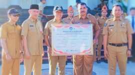 Penandatanganan komitmen bersama disertai pemberian penghargaan kepada insan pendidikan berprestasi tingkat nasional dalam rangka peringatan Hardiknas 2026 di Sumbawa Barat.
