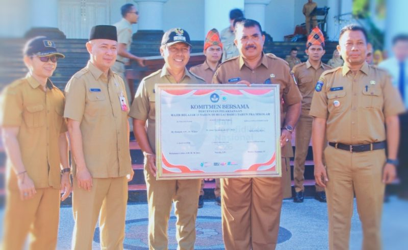 Penandatanganan komitmen bersama disertai pemberian penghargaan kepada insan pendidikan berprestasi tingkat nasional dalam rangka peringatan Hardiknas 2026 di Sumbawa Barat.