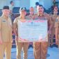 Penandatanganan komitmen bersama disertai pemberian penghargaan kepada insan pendidikan berprestasi tingkat nasional dalam rangka peringatan Hardiknas 2026 di Sumbawa Barat.