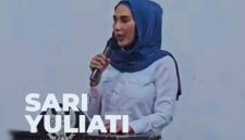 Pimpinan DPR RI Sari Yuliati saat melaksanakan reses, menyampaikan sambutan, dan menyerahkan bantuan akses air bersih serta stimulan perbaikan rumah kepada warga di Lombok Tengah.
