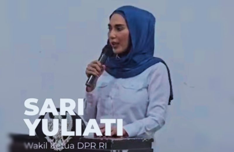 Pimpinan DPR RI Sari Yuliati saat melaksanakan reses, menyampaikan sambutan, dan menyerahkan bantuan akses air bersih serta stimulan perbaikan rumah kepada warga di Lombok Tengah.