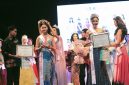 Momen penobatan pemenang Puteri Anak dan Puteri Remaja NTB 2026 pada malam Grand Final di Taman Budaya NTB yang berlangsung meriah dan penuh haru.