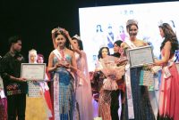Momen penobatan pemenang Puteri Anak dan Puteri Remaja NTB 2026 pada malam Grand Final di Taman Budaya NTB yang berlangsung meriah dan penuh haru.