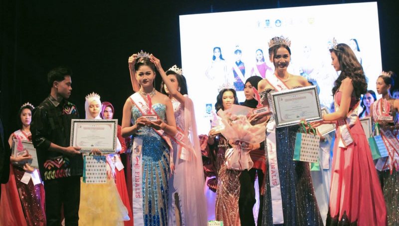 Momen penobatan pemenang Puteri Anak dan Puteri Remaja NTB 2026 pada malam Grand Final di Taman Budaya NTB yang berlangsung meriah dan penuh haru.